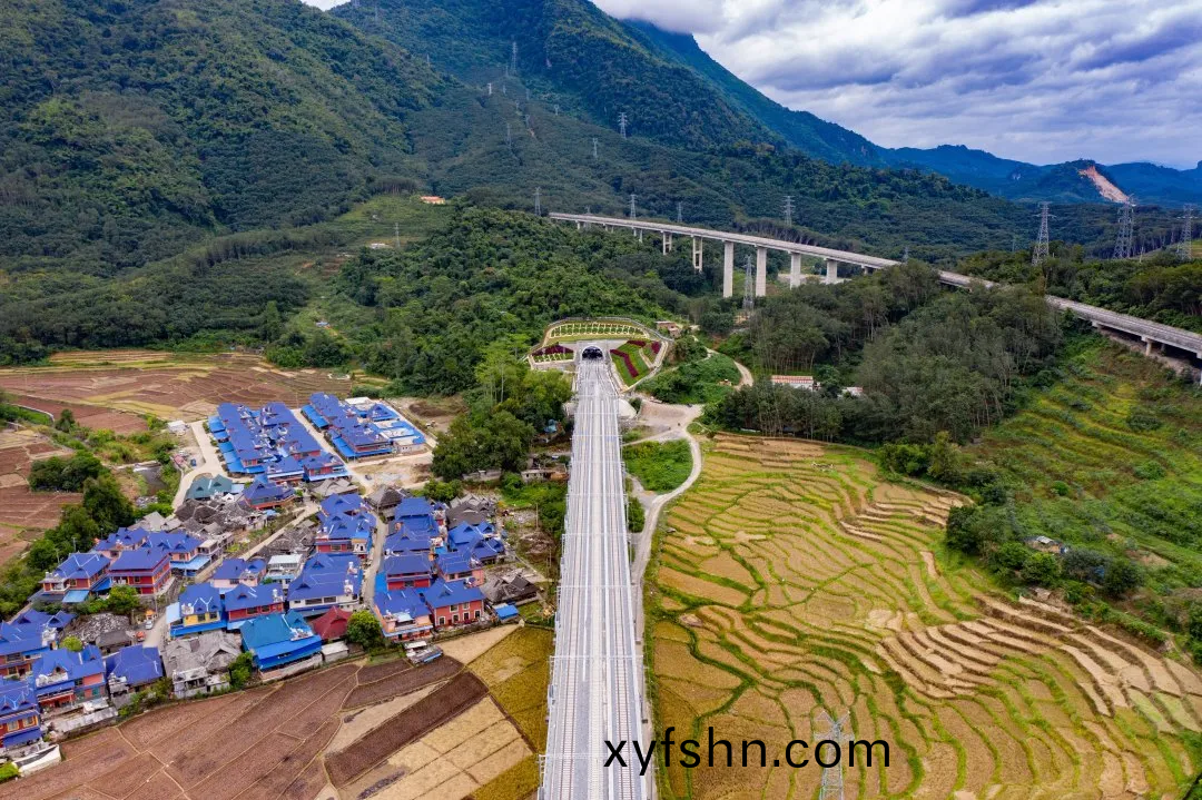 中老鐵路全線舖軌完成 計劃今年內開通運營