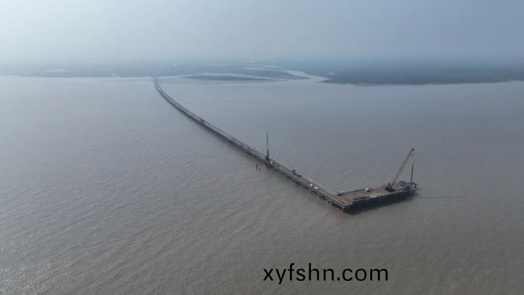 世(shi)界最(zui)長(zhang)的(de)高(gao)速鐵(tie)路跨海(hai)大橋主(zhu)體開建(jian)