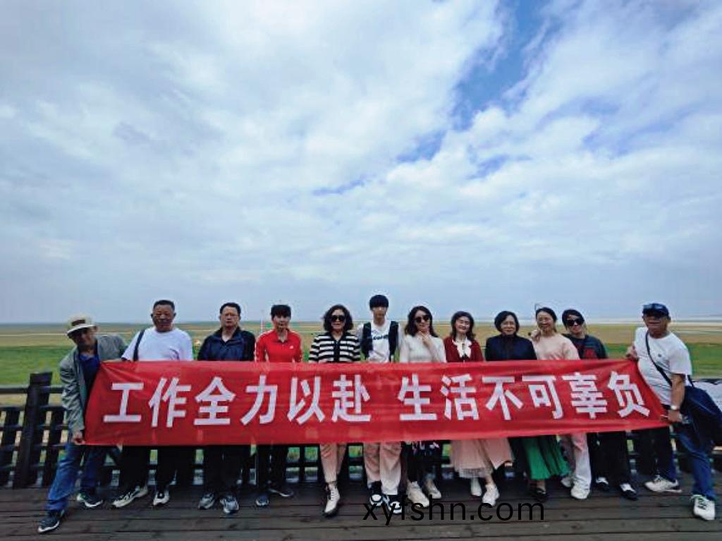 晴空(kong)一(yi)鶴排雲上(shang)，便到贛鄱(po)賞(shang)候(hou)鳥